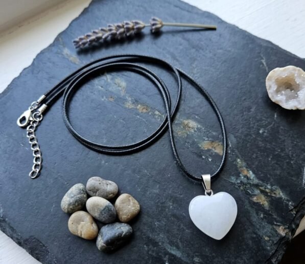 colgante-corazon-de-cuarzo-blanco-lechoso-luz-claridad-mental-y-purificacion-energetica
