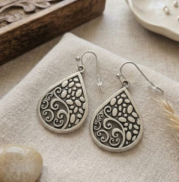 pendientes-colgantes-boho-de-gota-calada-en-plata-envejecida